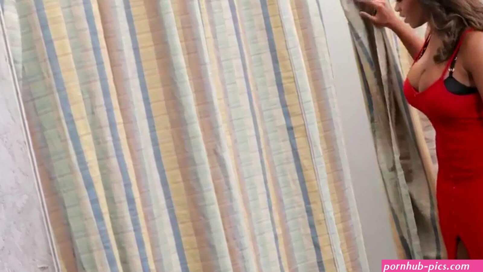 Halle Hayes Spice Up Her Sex Life At A Gloryhole