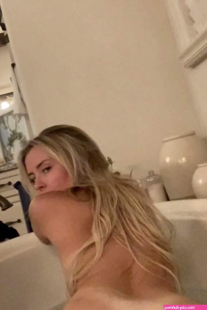 Alluring Internet influencer in revealing shots Pandesia World