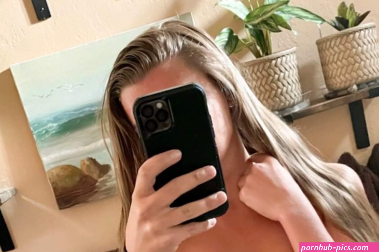 This OnlyFans Model Never Shows Her FaceBut Does That Really Matter?