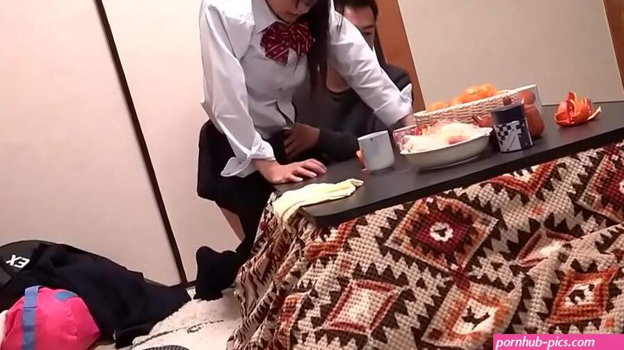 padrastro se meti debajo de la mesa para ver el coño de su