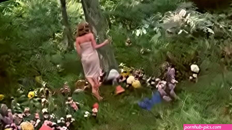 Alicia en el pais de las pornomaravillas-alice in wonderland-1976