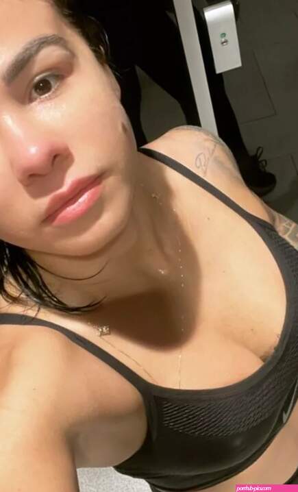 Claudia Gadelha Nude OnlyFans Leak Picture latBAo9par