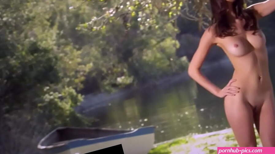 La flaca belleza natural Kassie Lyn Logsdon provocando en lencera negra sexy