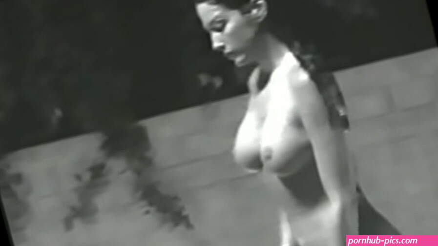 Almas desnudas: chica sexy desnuda y flaca