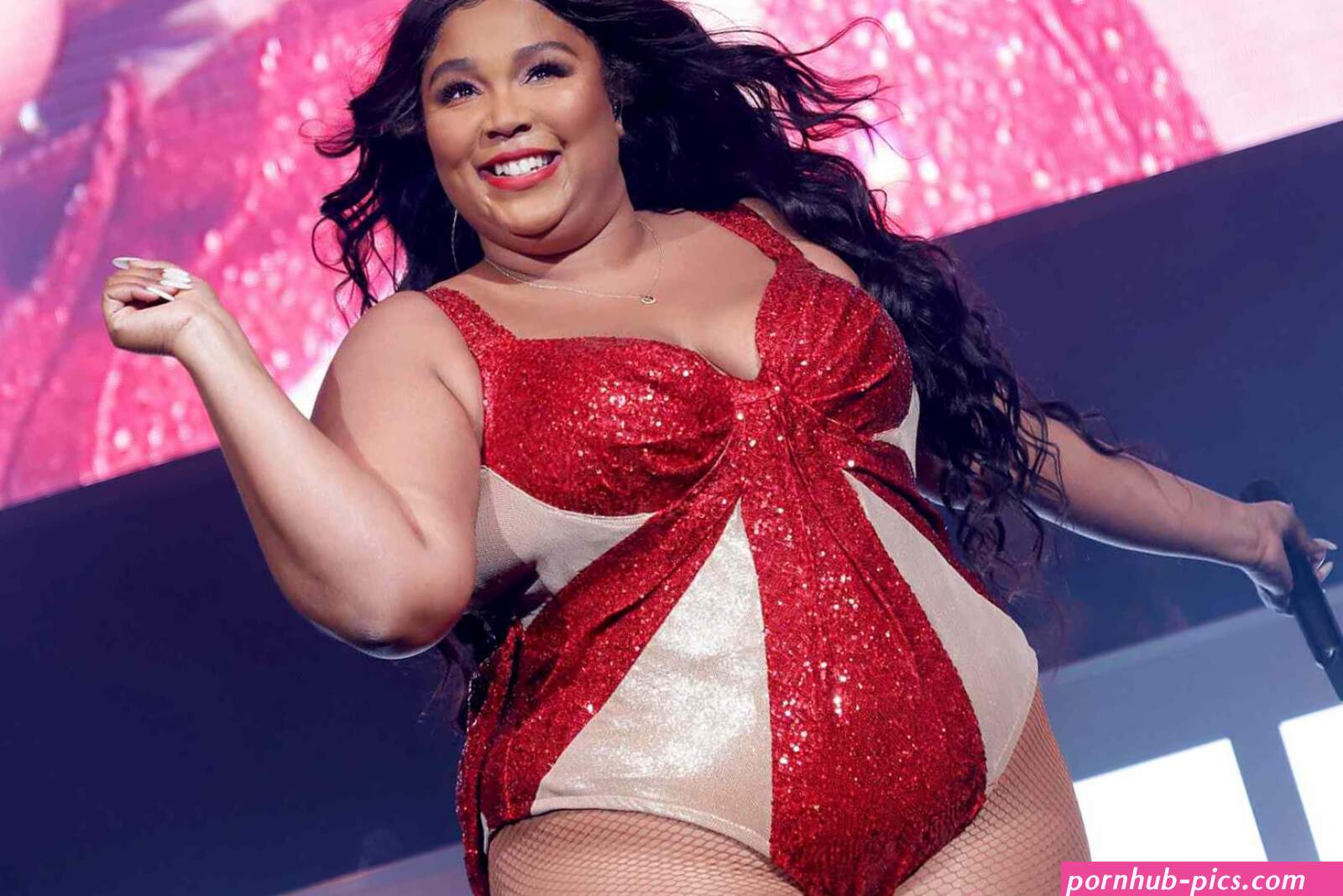 Lizzo Poses Nude in Sexy New Snaps
