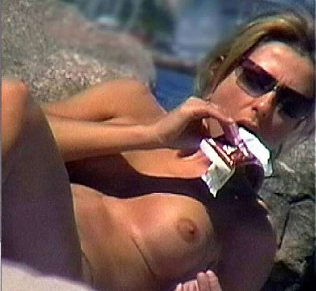 Sexy shots Jennifer Aniston topless on the beach