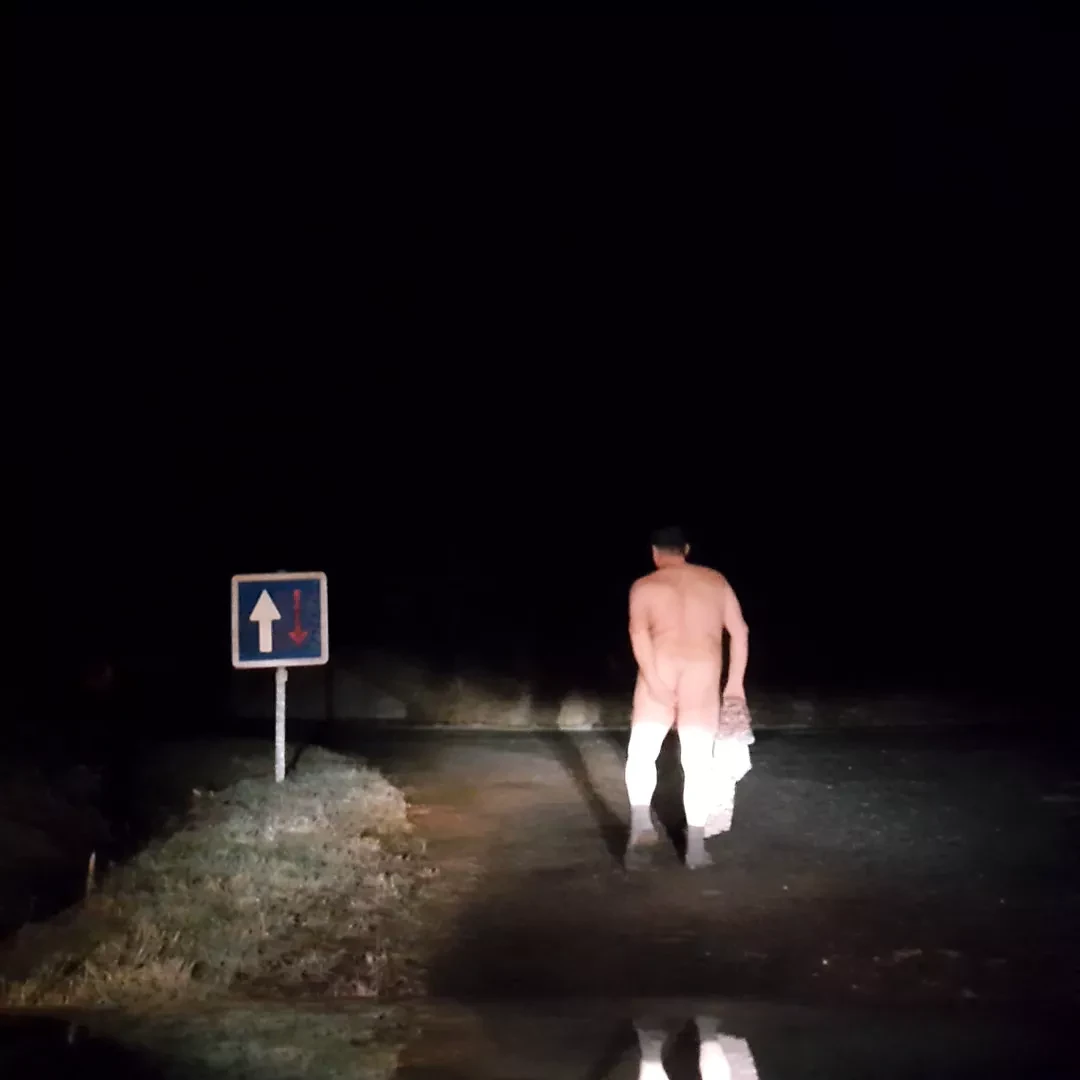Sie ist nackt auf der Strae