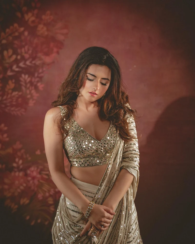 Ridhi Dogra raises the heat in style as she opted for this beautiful saree paired with cleavage baring blouse
