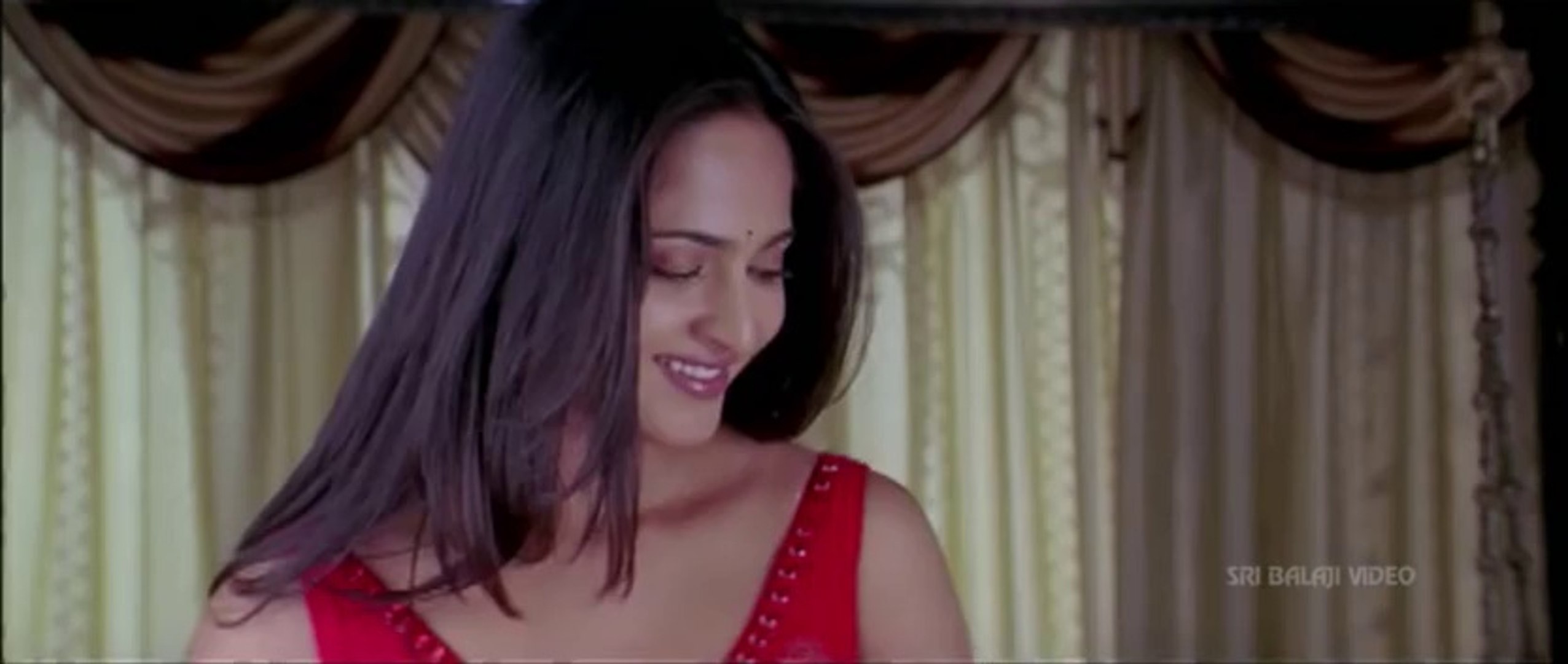 Anushka Shetty Saree Changing Scene