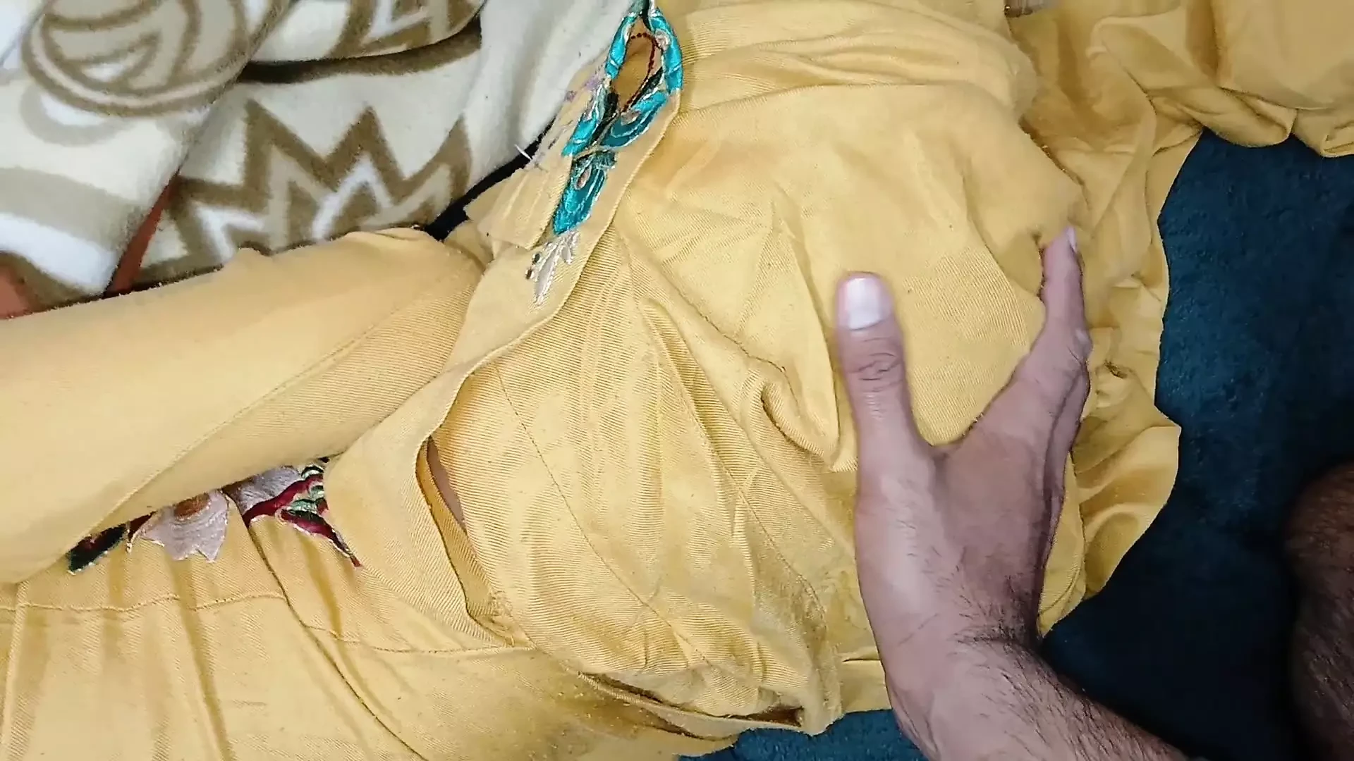 Mother in Low Ko Bed per Sote Hove Choda Desi Sasu Ki Tight Chikni Chut Chut Chudayi Hindi Porn