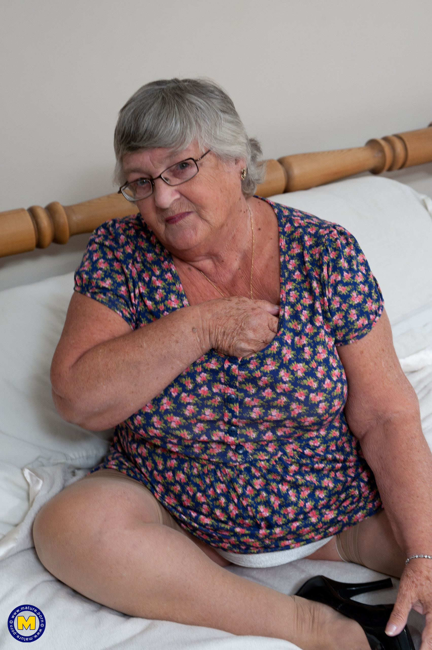 British Grandma Libby still likes to play with her granny pussy