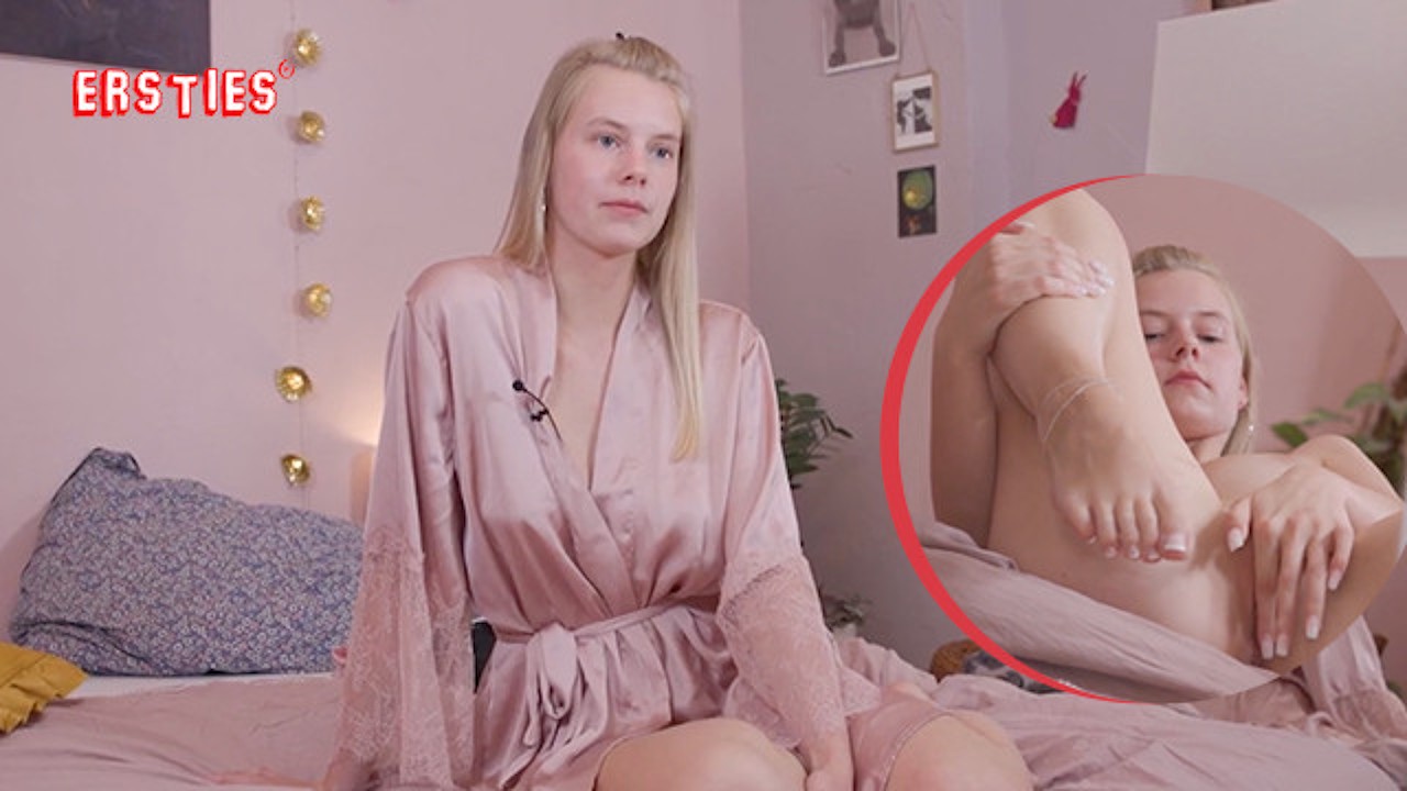 Ersties: Die blonde Jolien spielt gerne Fuball und steht auf sexy Dessous