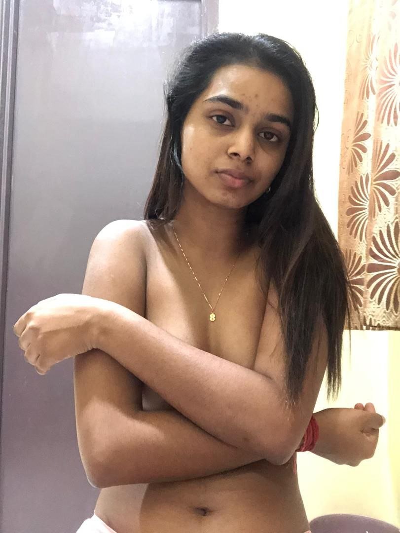 Beautiful Sexy Tamil Girl Leaked Pussy Fingering And Sexy Poses...