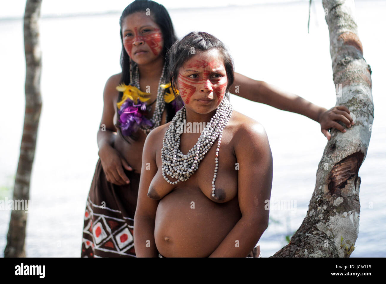MANAUS 10.06.2017: Two women of the Tuyuka tribe in the brazilian Amazon Rainforest. Photo: Néstor J. Beremblum Alamy News Stock Photo