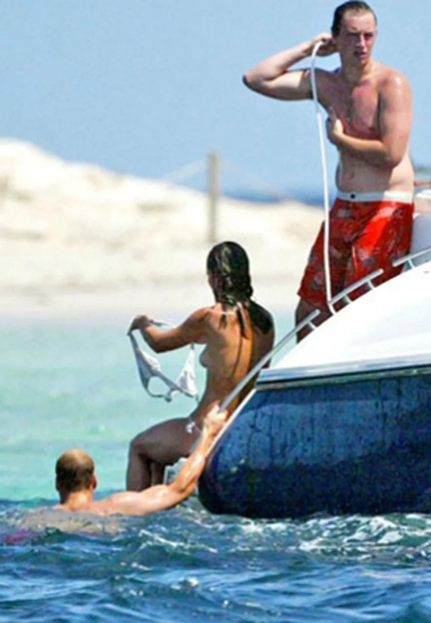 Duchess Kate Middleton Topless Sunbathing Pics From France