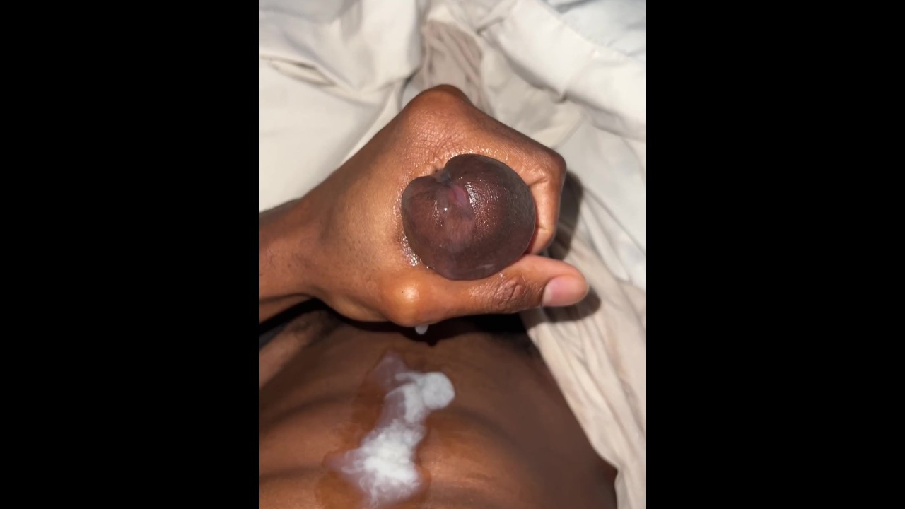 Hot mec noir masturbation solo utilisant du sperme comme lubrifiant gémissant