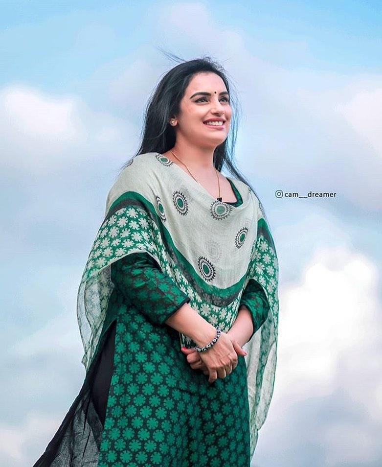 Malayalam actress Shweta Menon hot and sexy stills