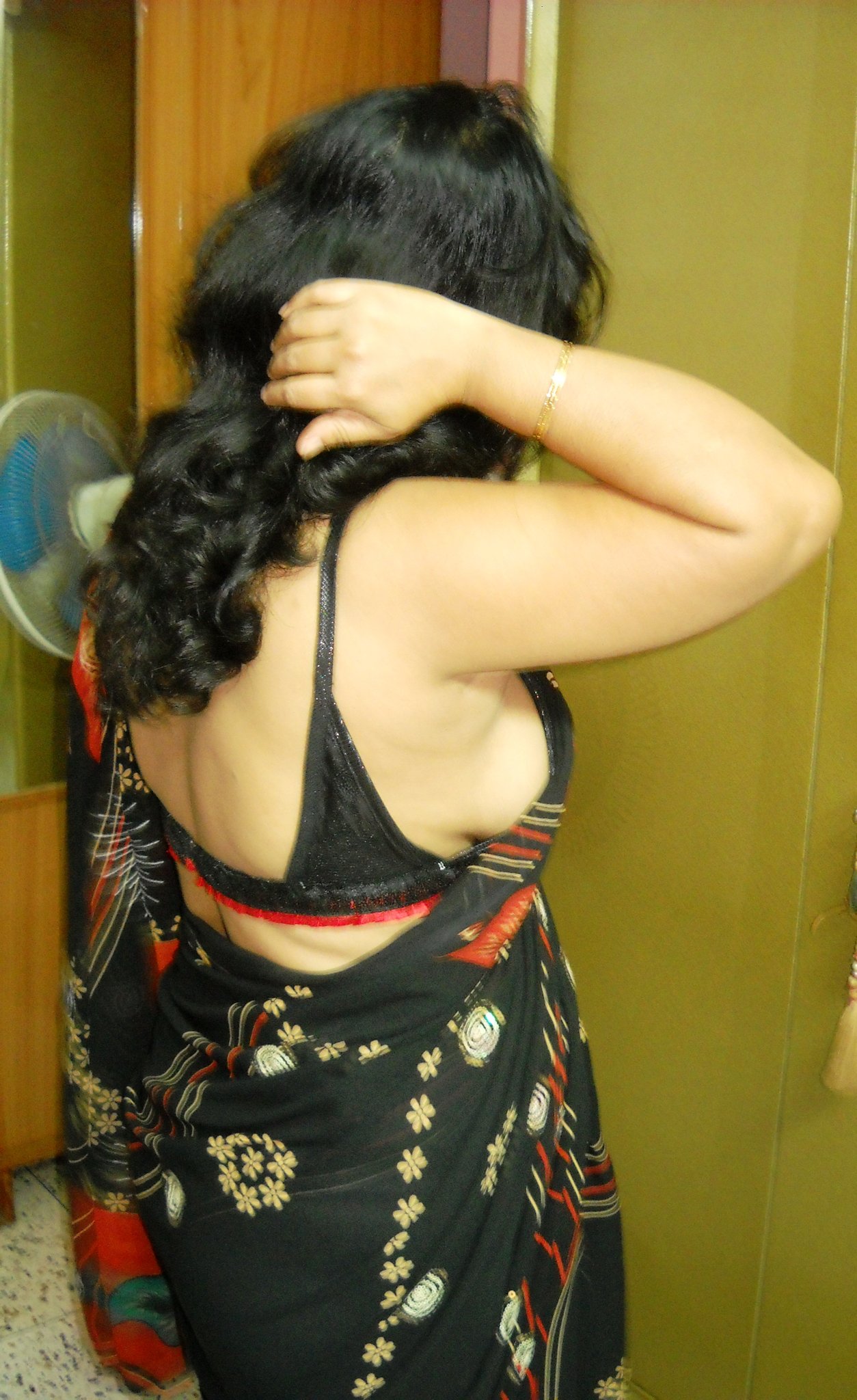shweta bhabhi on X: Side boobs..voyeur...sleevless blouse..erotic..