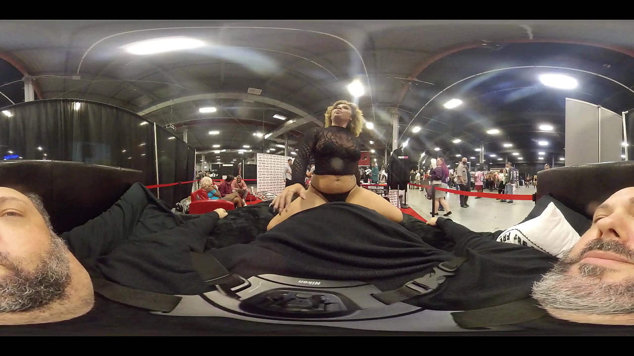 Dancer gives me lap dance on Bed at EXXXotica NJ 2021 in 360 degree VR
