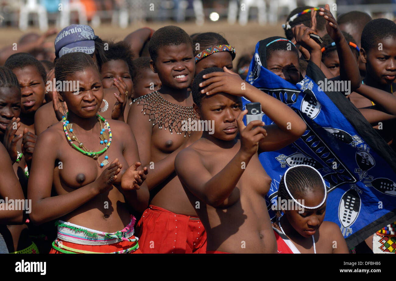 Zulu girls hi-res stock photography and images