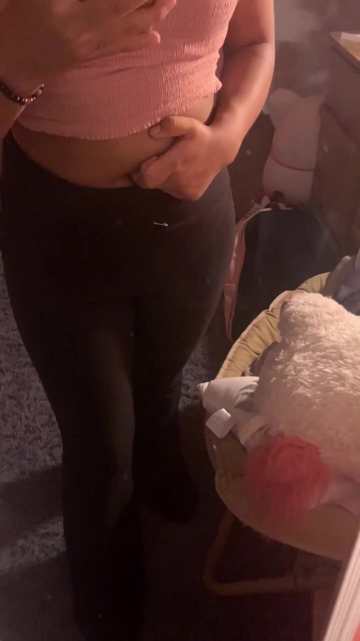 Deep belly button fingering in yoga pants