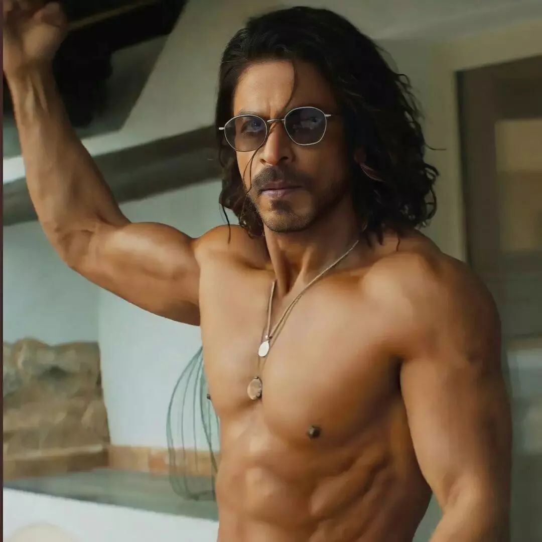 Shirtless Bollywood Men: Hold your breath: Pathan is coming... and so are we!! King Khan Shahrukh Khan back with a bang!