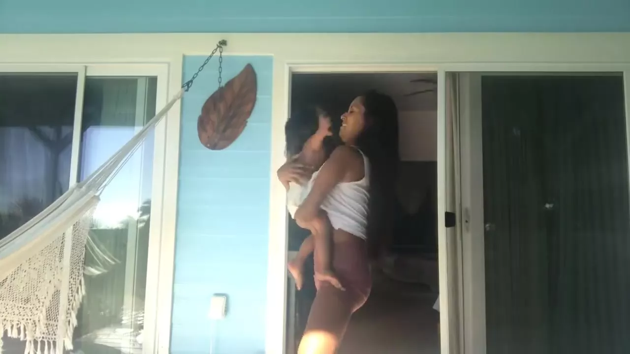 Amazing Breastfeeding mum is back at it again