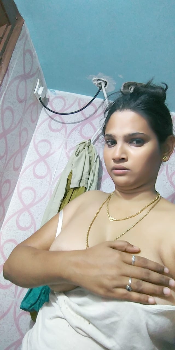 Big boobs Tamil girlfriend viral nudes leaked online