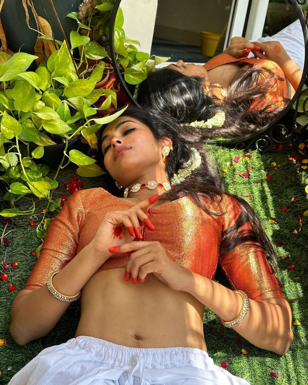 Actress Divi Vadthya s no saree viral photos.