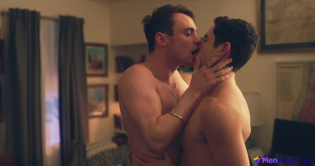 Thomas Doherty Nude Gay Sex Scenes And Huge Bulge Photos