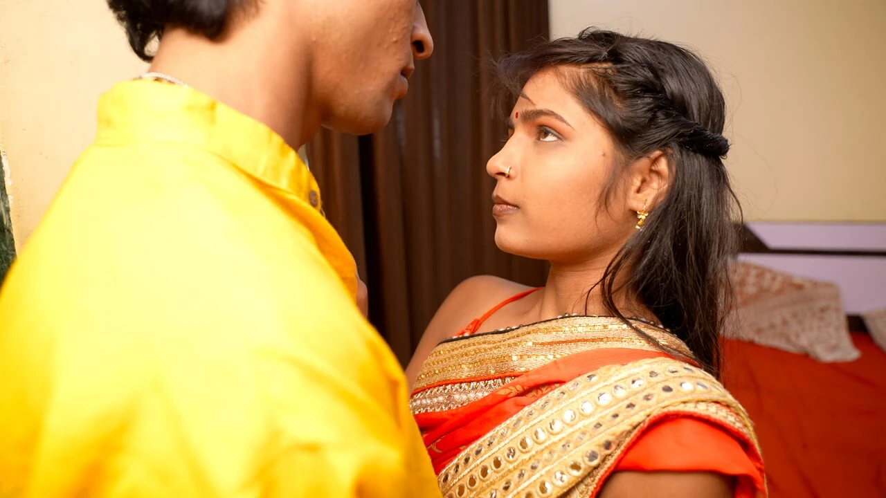 Desi Woman from Indian Village Waited for Her Husband at the Door of the House to Satisfy Her Sex Lust