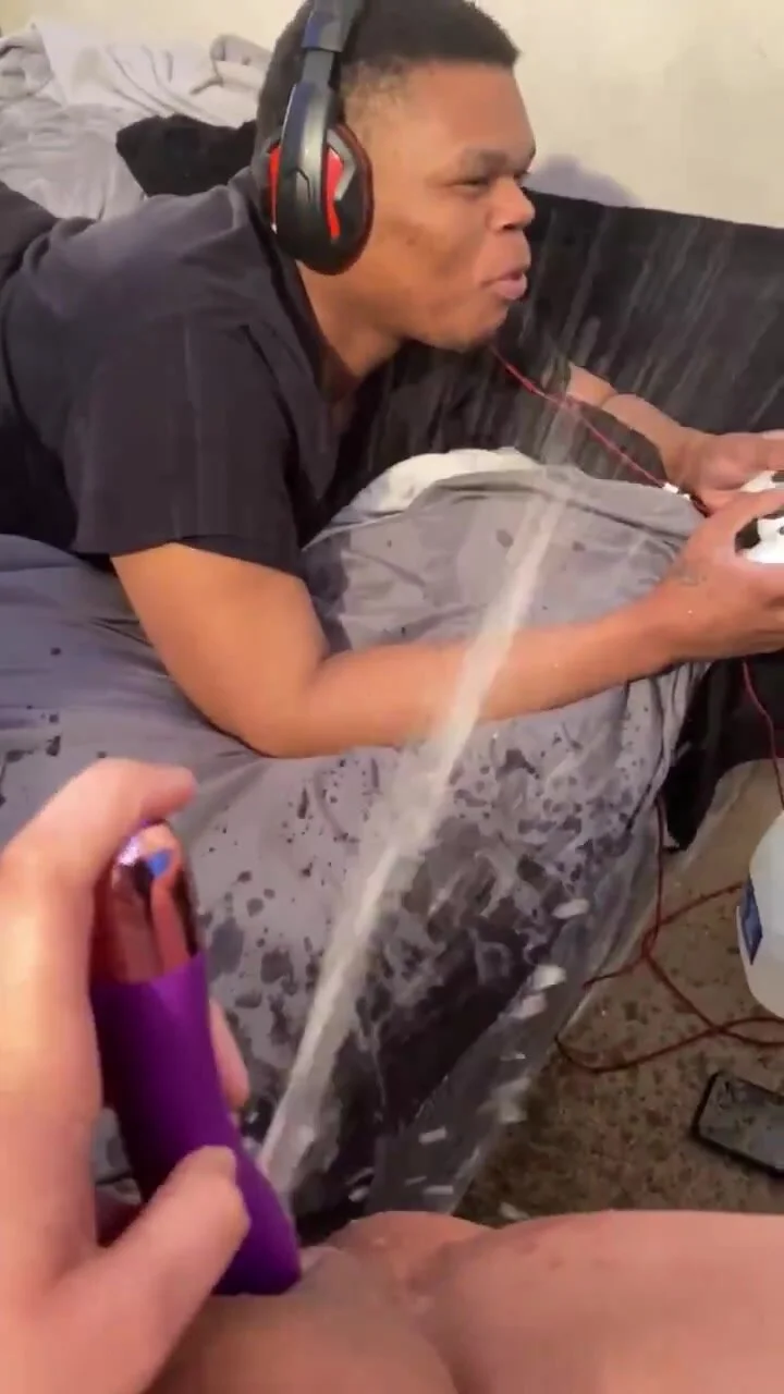Girl squirts in her boyfriends face