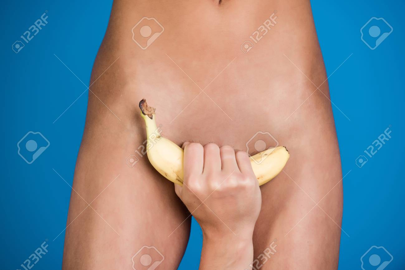 Banane À La Main De Lhomme Au Vagin De Femme Avec Le Corps Et Le Ventre Nus Sexy Sur Fond Bleu Sexe Et Rapports Sexuels Amour Des Fruits Vitamines Et Régimes Amaigrissants