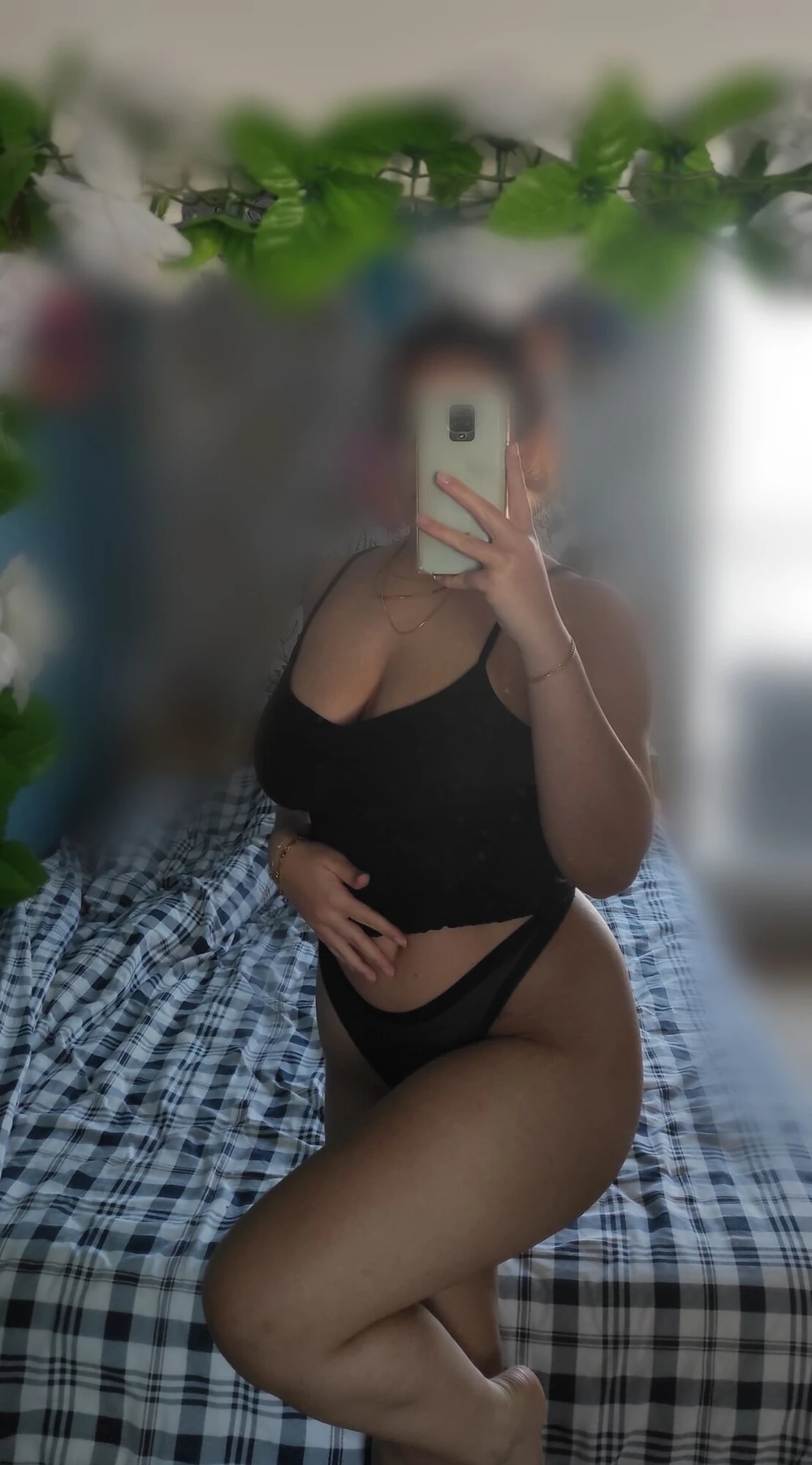 Big hips and butt in bed : 24 Nude Pics
