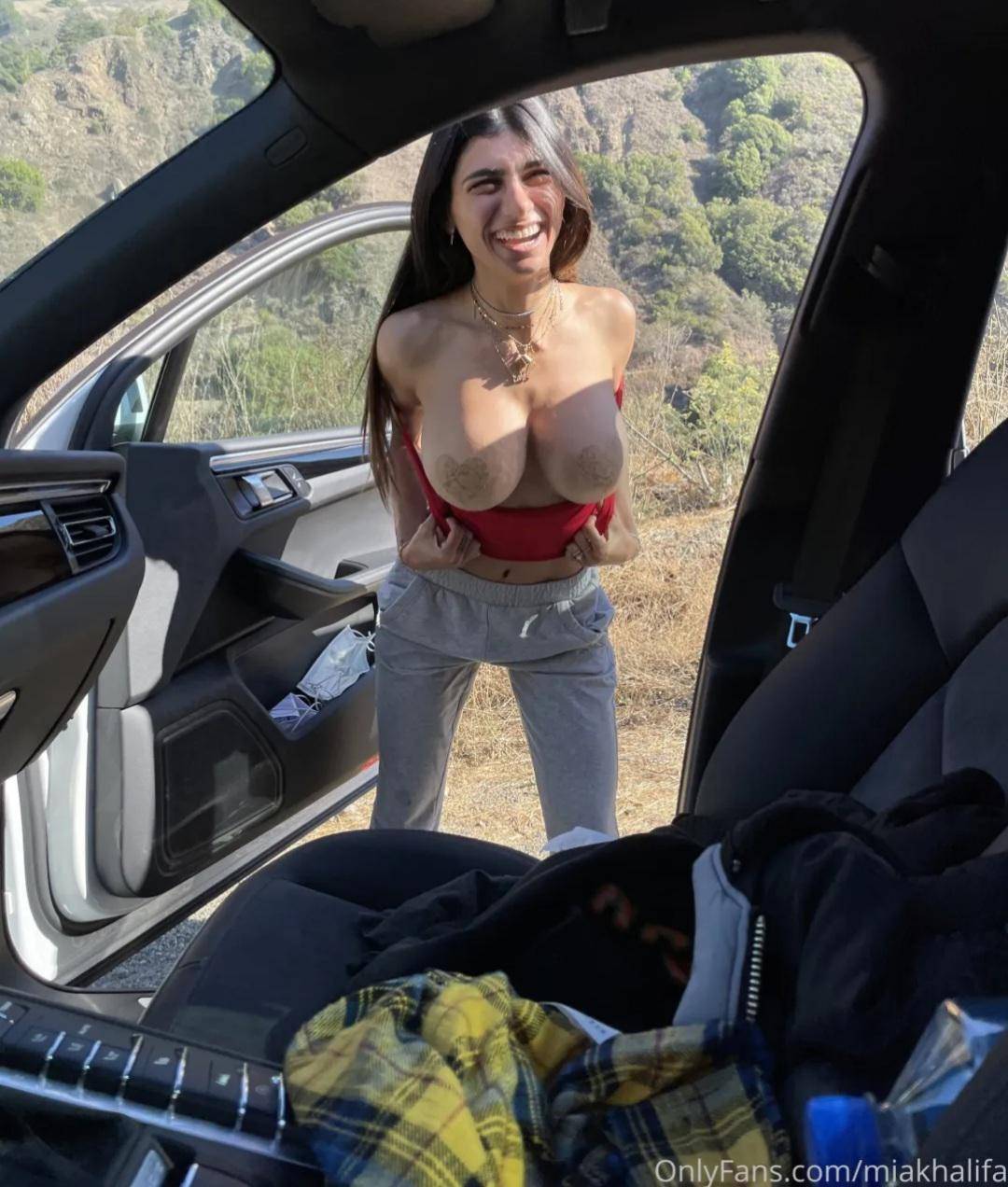 Mia-khalifa olnyfans showing her big boobs in the car