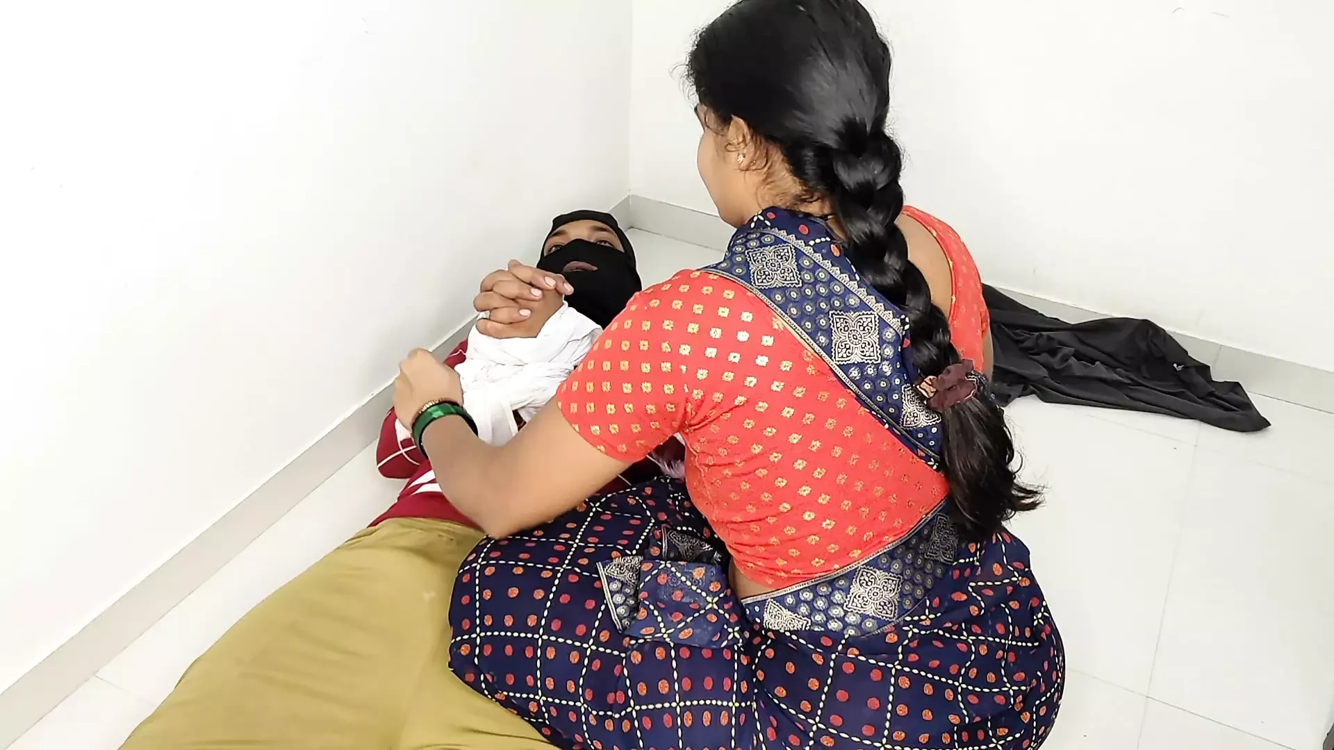 Komal Ke Ghar Me Ghusa Chor Pino Maga Tha Pani Mut Pilaya: Amateur Amateur Porn