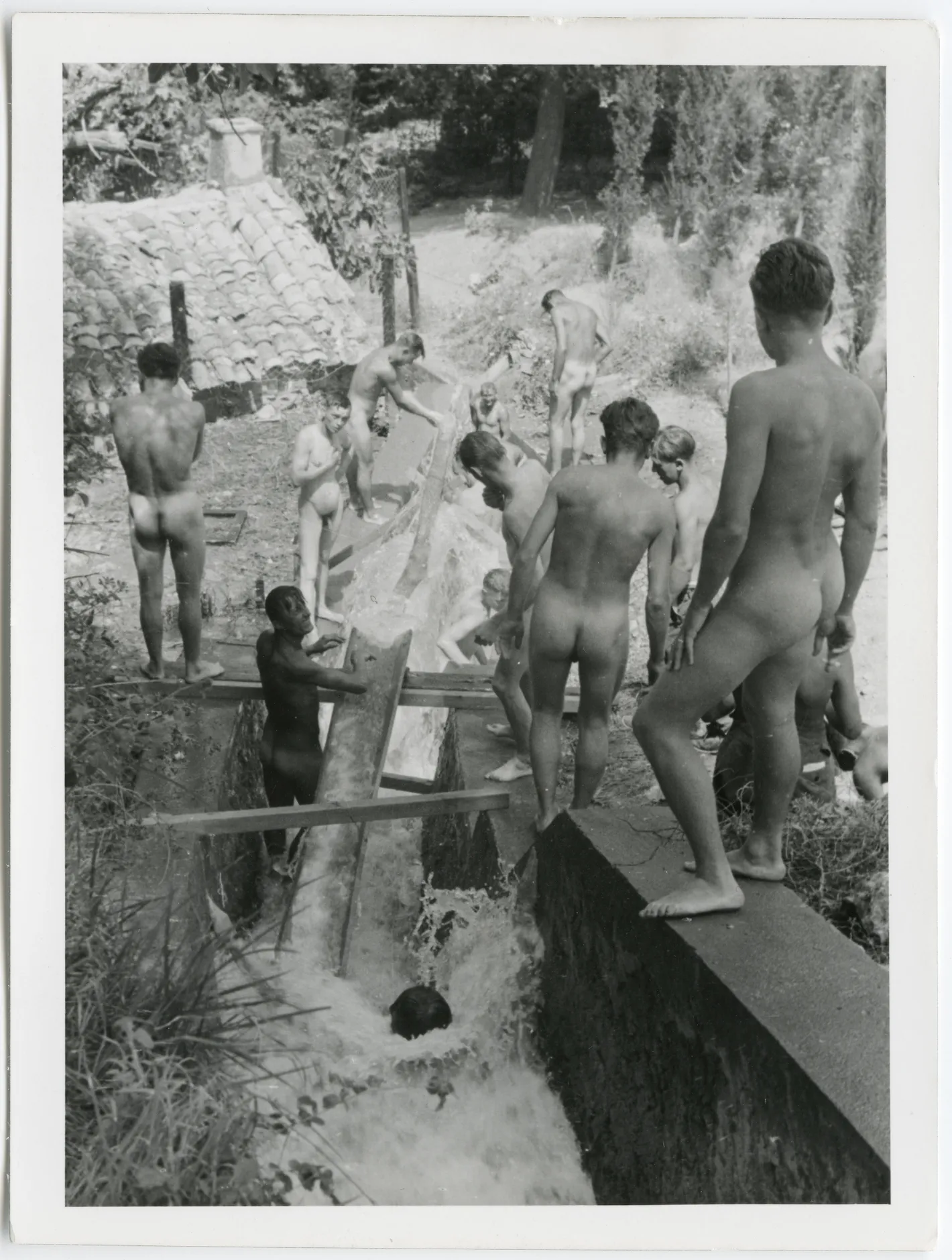 10 Intimate Photographs of World War II Soldiers in the Buff