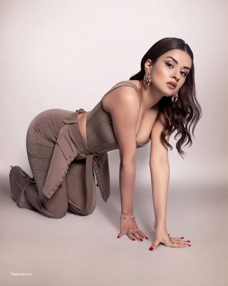 Avneet Kaur Sexy Tits and Ass Photo Collection