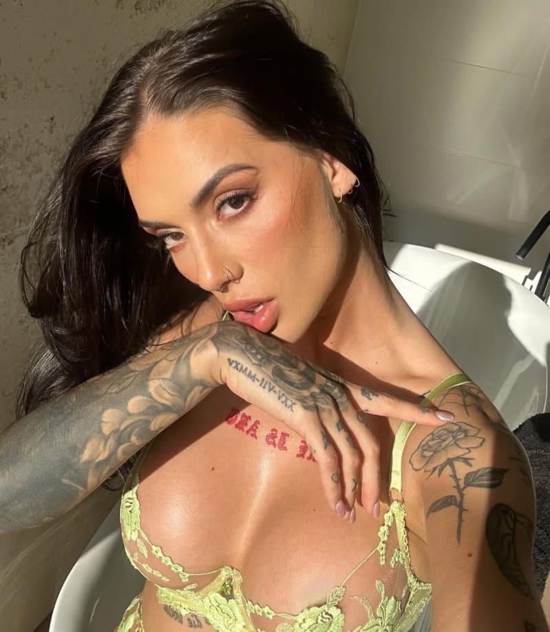 Lingerie model Krystal Maddison stuns fans with tattoed body!