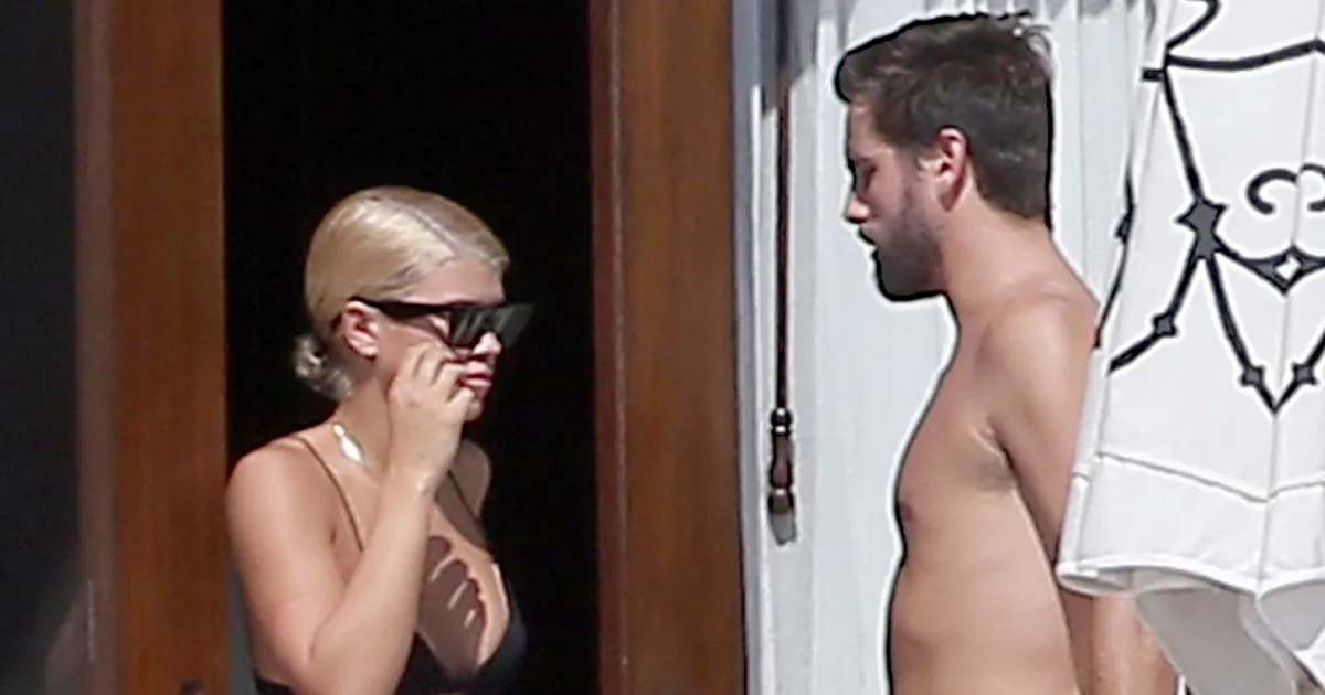 Sofia Richie Tans Topless Alongside Scott Disick: Pics