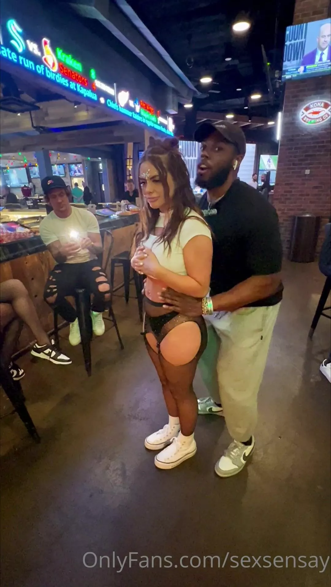 Sexsensay Wearing Sexy Jean And Teasing Thick Ass In Busy Public Onlyfans Video
