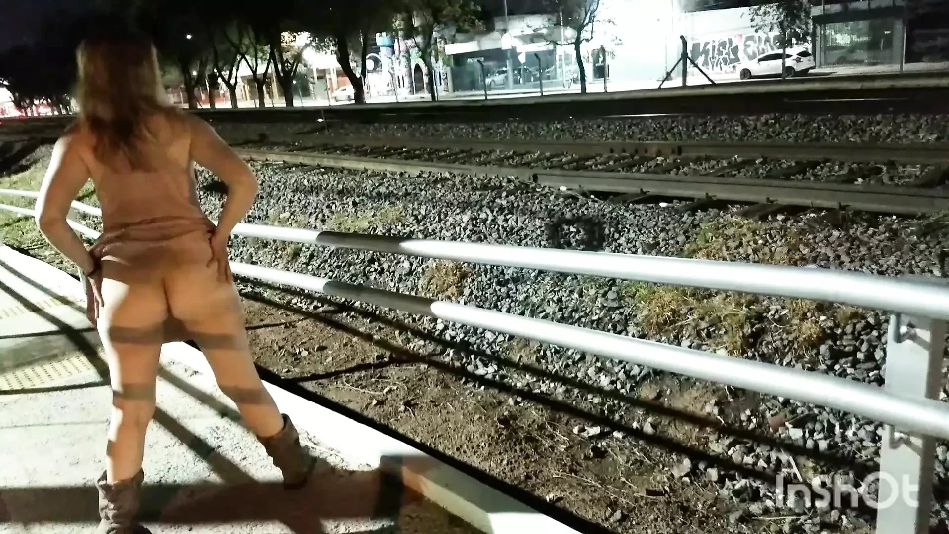 mdchen geht in einem kurzen kleid ohne hschen die strae runter und fickt einen fremden in der ffentlichkeit vor schaulustigen