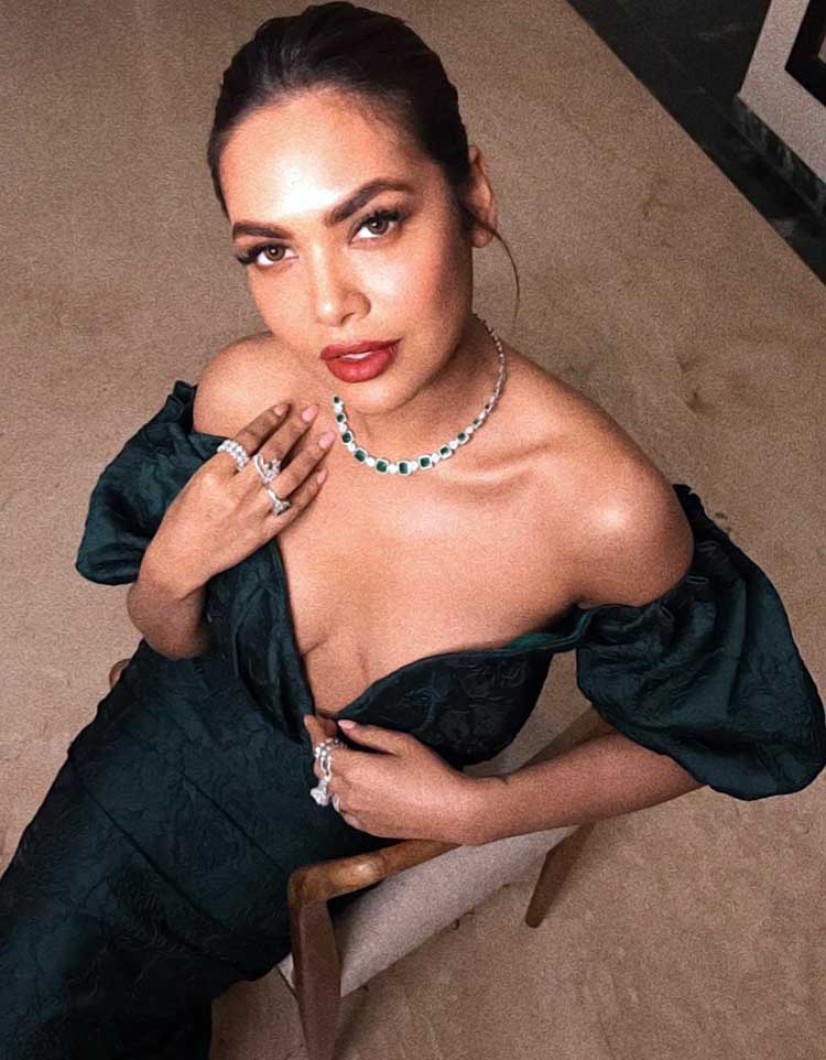 Esha Gupta flaunts her hot cleavage in style