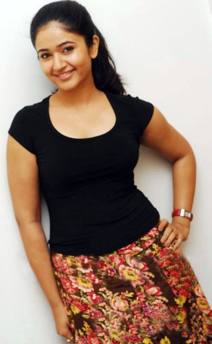 50 Rare Sexy Pictures Of Poonam bajwa