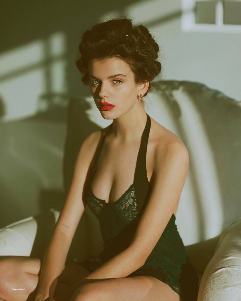 Sonia Ben Ammar Topless and Sexy Photo Collection