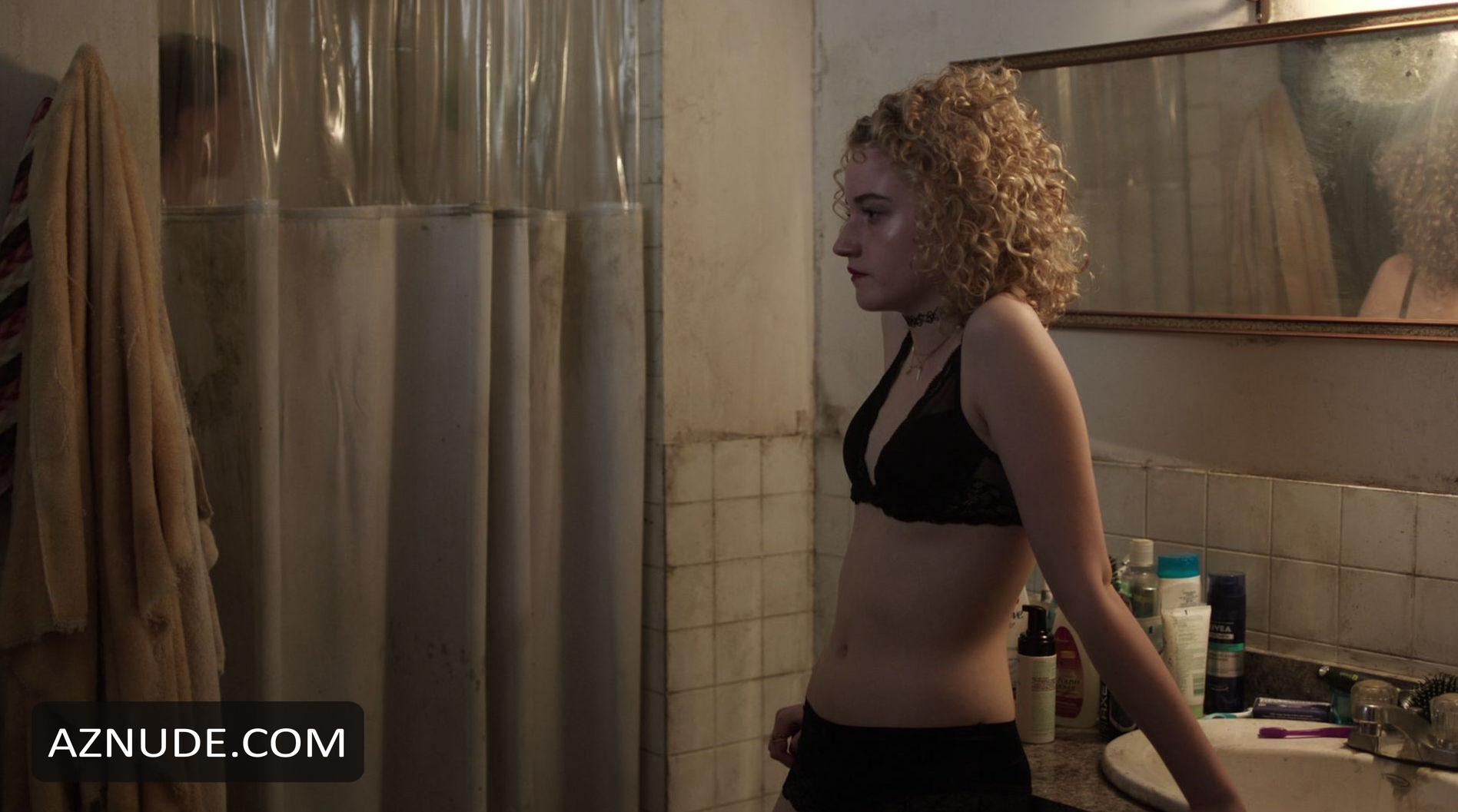 Julia Garner Nude and Sexy Photo Collection
