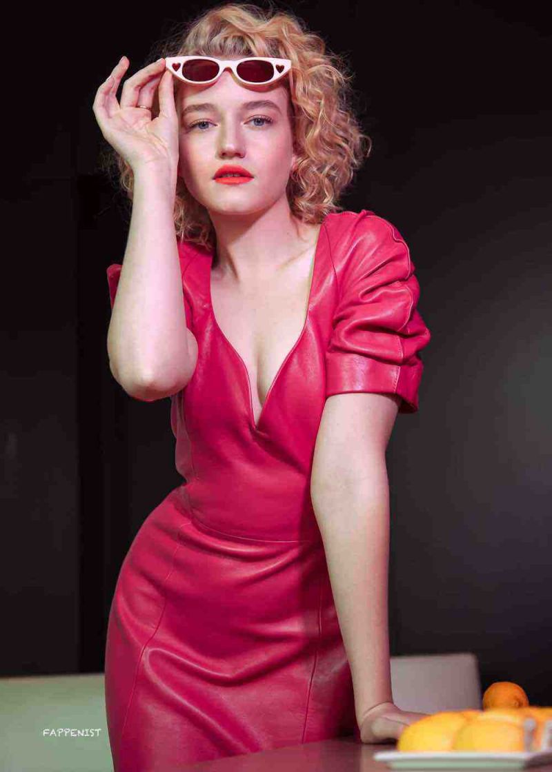 Julia Garner Nude and Sexy Photo Collection