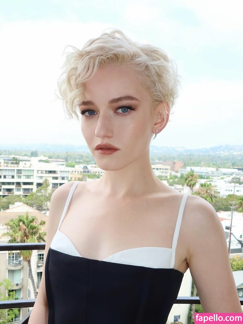 Julia Garner Nude OnlyFans Leaks