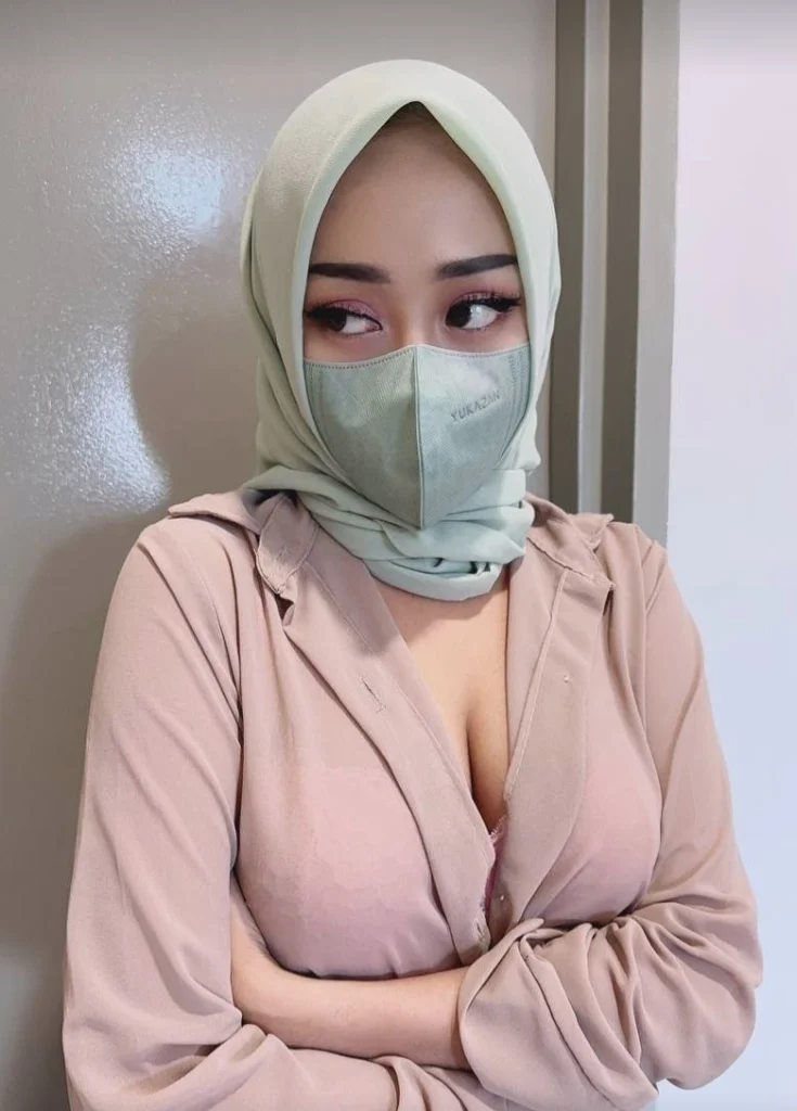 Top 17 BEST Hijabi OnlyFans Models Hottest Muslim Girls