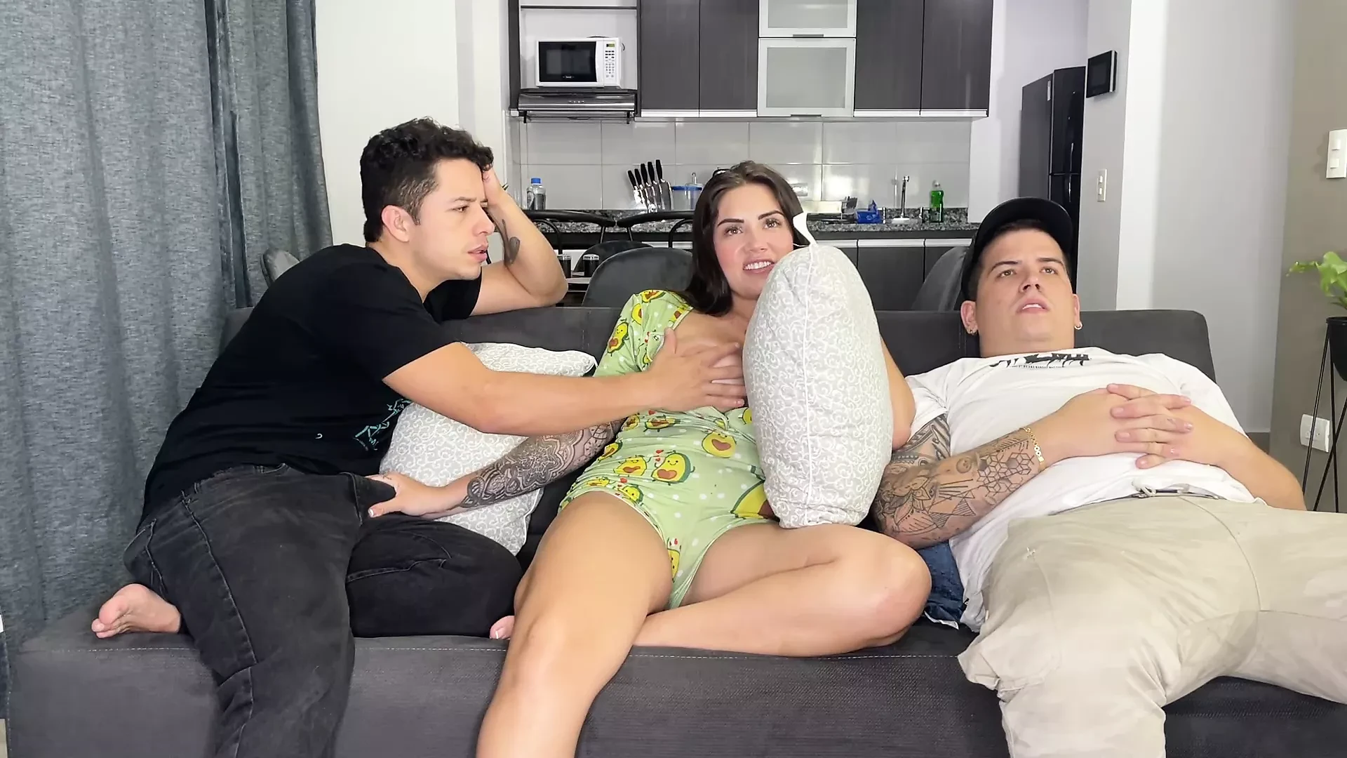 Cuckold echtgenoot kookt terwijl ik neuk met zijn beste vriend en creampie- Sara Blondine en Logan Salamanca
